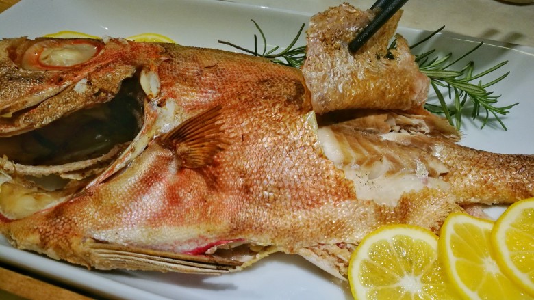 鹽焗檸檬魚,食用時把皮剝掉，魚肉超級軟嫩！剝皮魚的說法由此而來！
