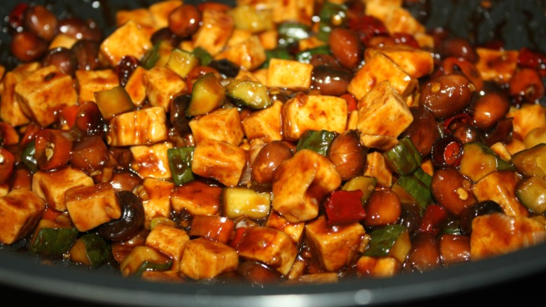 美味下饭宫保豆腐,再加花生米炒匀即可出锅。