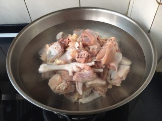 红烧鸡块,鸡块焯水，鸡块和大量的水同时放入锅里。