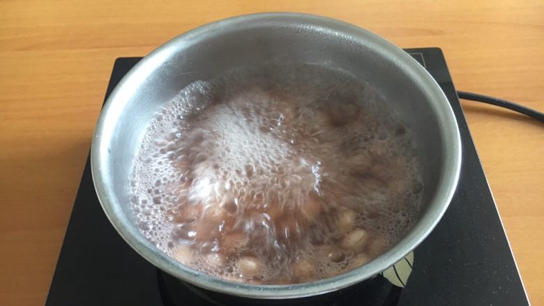 花椒油蔬菜宝,花生米放到小锅里煮开后就关火。
