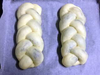 有内涵的辫子面包系列之--黑芝麻,经过近一个小时的发酵，面包面团体积膨大