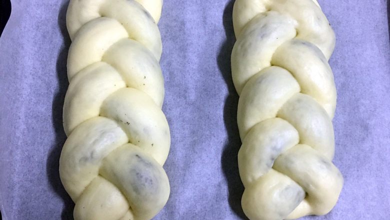 有内涵的辫子面包系列之--黑芝麻,经过近一个小时的发酵，面包面团体积膨大