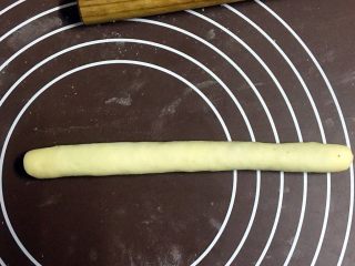 有内涵的辫子面包系列之--黑芝麻,再滚搓，使其长一些，长度在22cm左右
