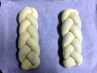 有内涵的辫子面包系列之--黑芝麻,六个小面团，编两个麻花面包造型
将编好的面团移入烤盘，放入烤箱中层，底部放盆热水，开始二次发酵