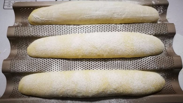 奶香法棍型面包,放烤箱发酵，底下放盆热水，发酵到两倍大。