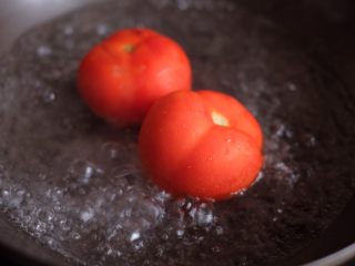 番茄肉酱意面,放进沸水里面滚一圈