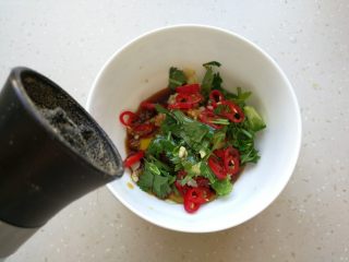 海米拌黄瓜,最后现磨少许黑胡椒碎，翻拌均匀。