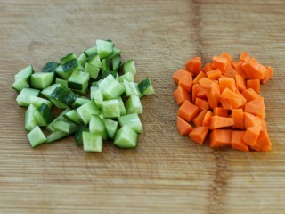 宫爆鸡丁,黄瓜和胡萝卜切小丁