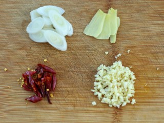 宫爆鸡丁,红干椒切斜段，姜切成小片，切葱花和蒜末备用