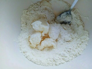 蛋黄酥,制作油酥:低筋面粉加入猪油。