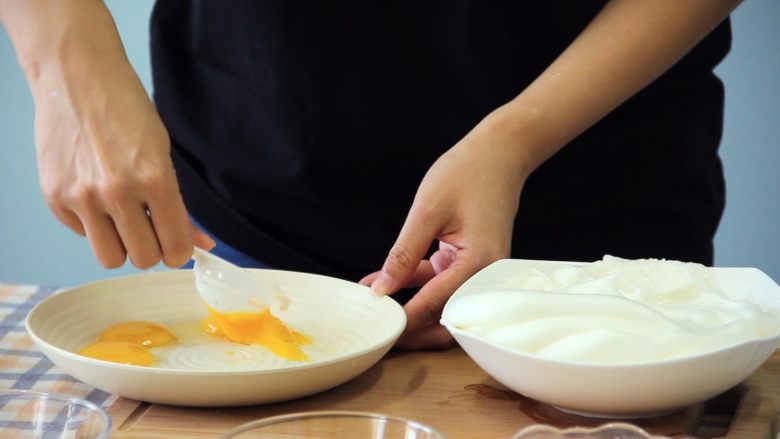 烘焙 |手把手教你制作纸杯蛋糕,将3个鸡蛋黄碾碎