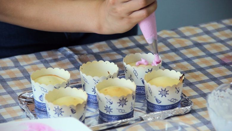 烘焙 |手把手教你制作纸杯蛋糕,最后像画圆一样挤上我们的奶油就可以啦