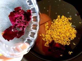 玫桂冰糖糯米藕,放桂花和墨红玫瑰花，因为墨红玫瑰花冠比较大，所以我就只放了两朵，如果你的玫瑰花比较小，就多放几朵