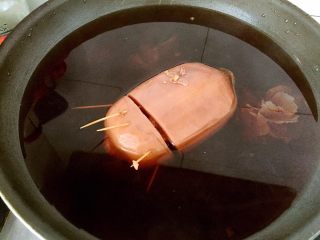 玫桂冰糖糯米藕,继续用高压锅煮20分钟，等到高压阀落下开锅后，把藕及汤水转移到锅里，用煤气中大火收汁