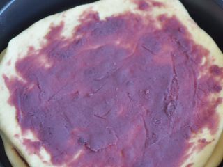 花朵紫薯面包,如此反复处理好三个面团，摞在模具中。