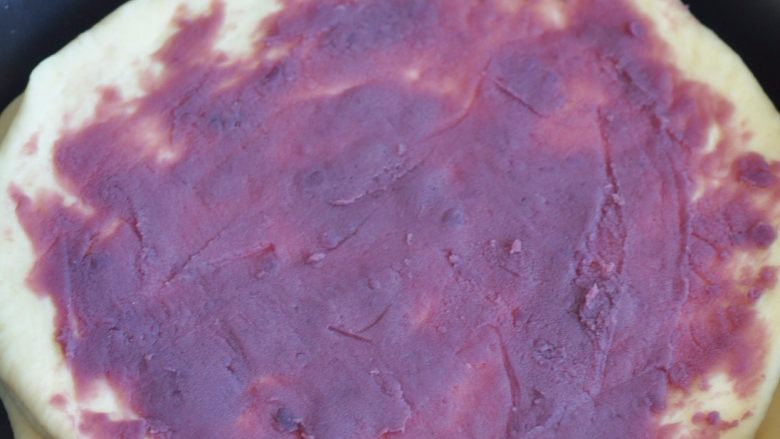 花朵紫薯面包,如此反复处理好三个面团，摞在模具中。