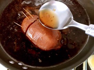 玫桂冰糖糯米藕,收汁时用勺子不断往藕身上浇淋汤汁，使在汤外的藕也可以入味