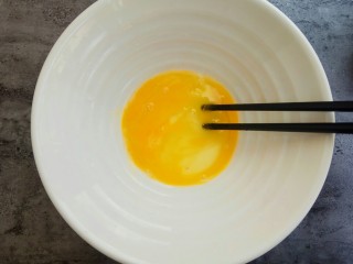 快手早餐～菠菜鸡蛋饼,鸡蛋打散