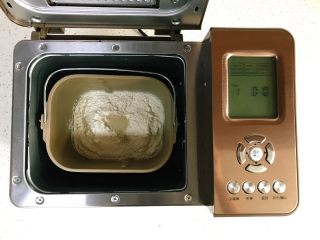 可可双色面包（面包机版）,面团材料中除黄油和可可粉外，全部加入东菱1352面包机内，启动和面10分钟。