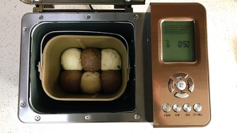 可可双色面包（面包机版）,再次滚圆，相间放入面包机桶内，进行第二次发酵，时间约为50分钟。