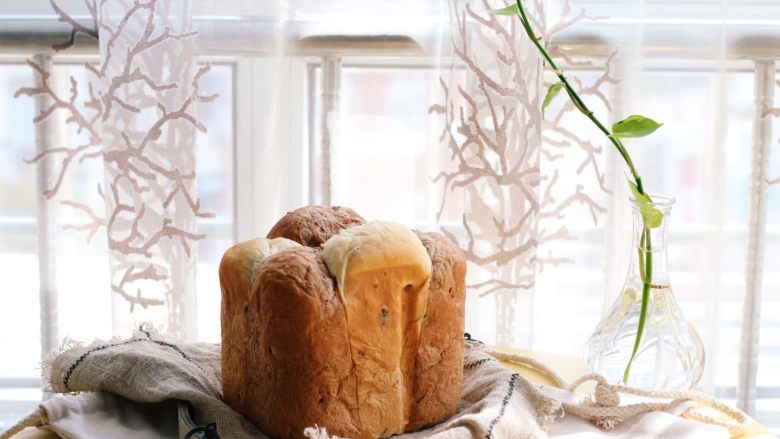 可可双色面包（面包机版）,马上取出面包，倒出面包晾凉。