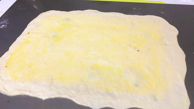 肉桂核桃面包卷,先刷一層黃油，注意四邊留出來。