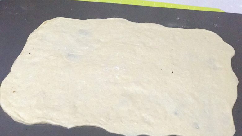 肉桂核桃面包卷,取一個面團壓扁，擀成約30×25公分的長方形