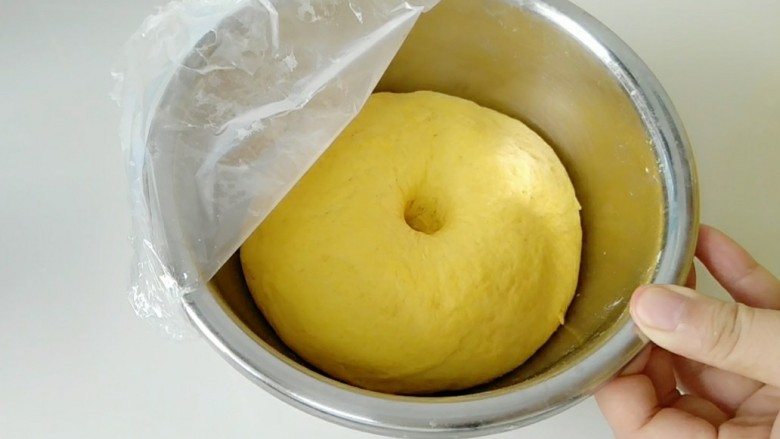 金黄莲花馍馍,还是一样，手指戳一个洞，洞口不回缩，就说明发酵好了。