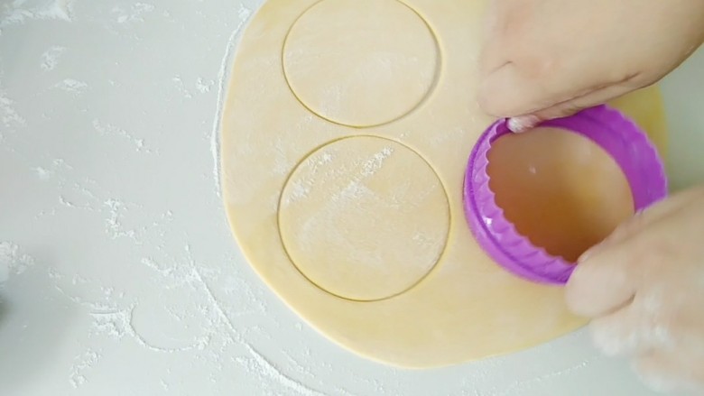 金黄莲花馍馍,用圆形模具压出圆片，没模具的，家里有碗吧，可以用碗，也可以直接擀圆皮。