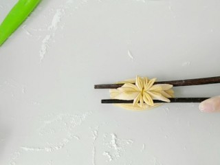 金黄莲花馍馍,然后是，一双筷子，从两侧压下去。