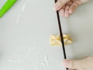 金黄莲花馍馍,取一根筷子，压下去。