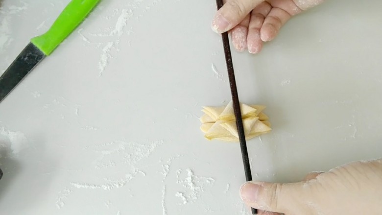 金黄莲花馍馍,取一根筷子，压下去。