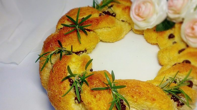 椰蓉花环面包,节日的时候，可以做个花环面包来应个景儿。