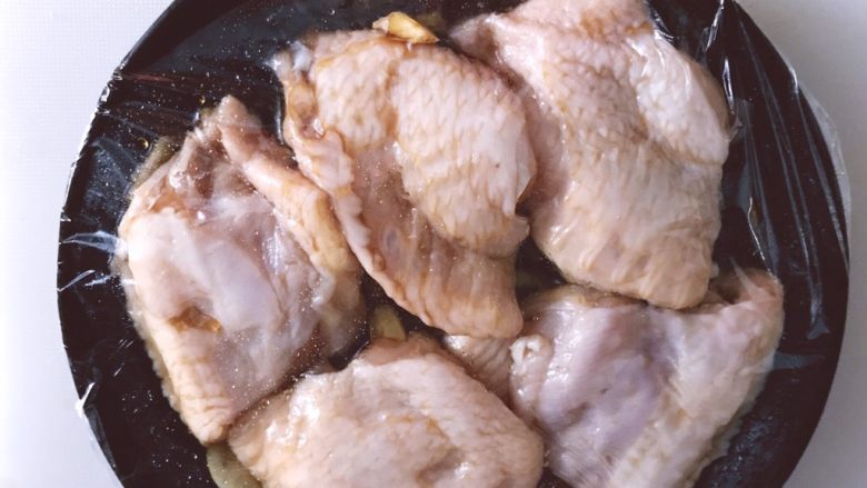 百变鸡翅新吃法－彩色时蔬煎鸡翅,盖保鲜膜冷藏腌制4小时以上