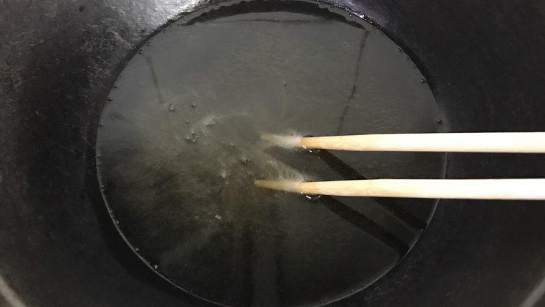 秘制酥鱼,放入筷子试试油温，筷子冒泡就可以入锅炸了，