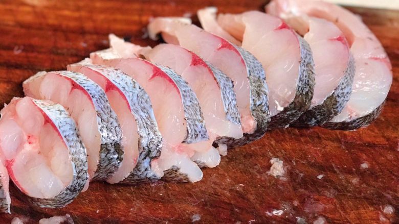 秘制酥鱼,鱼身切成1.5厘米左右的片，尽量切得厚薄均匀，按鱼骨的生长走势来切，会容易很多，也可以买的时候让卖家切好