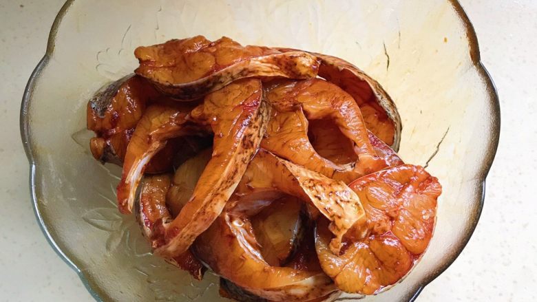 秘制酥鱼,把腌制好的鱼肉从冰箱取出，沥干水分，挑出姜片和葱白
