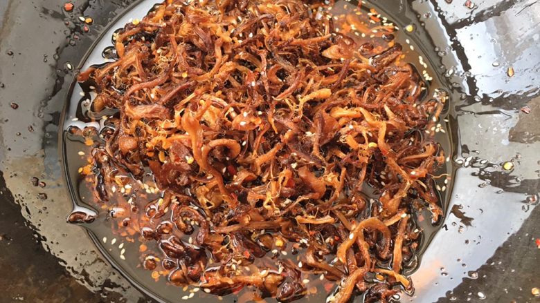 麻辣香菇丝,用锅铲搅拌均匀即可。