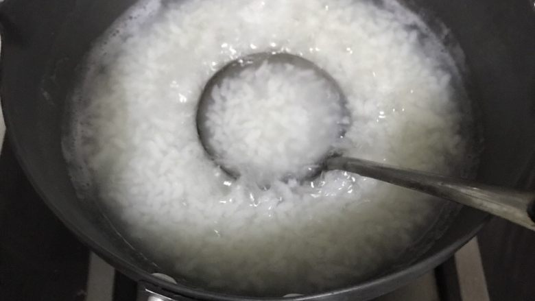 美味虾粥,因为浸泡后的米饭或者米粒会更容易开花，煮粥的过程中要不停的用勺背碾碎米粒
