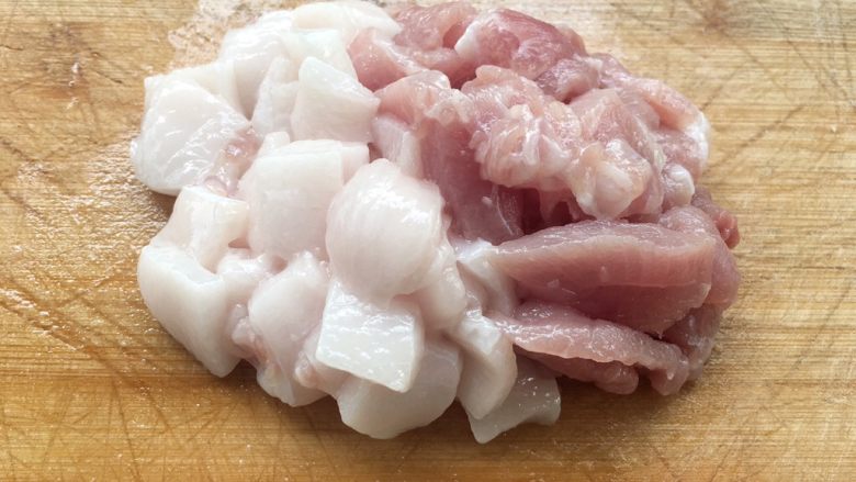 紫菜小馄炖,猪肉清洗干净，猪肉用刀切小块。