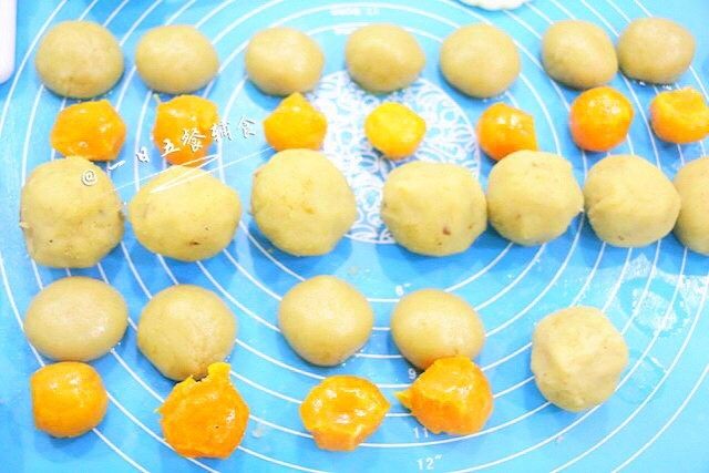 莲蓉蛋黄月饼 宝宝辅食，转化糖浆+枧水,有蛋黄的，那馅料就是蛋黄＋莲蓉 52g。