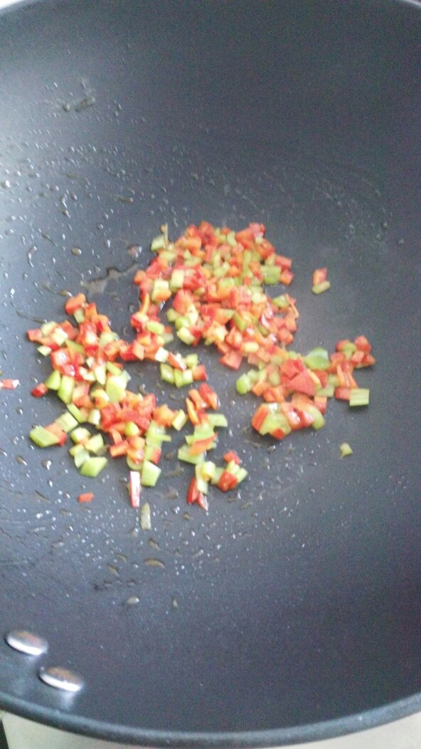 菜谱#剁椒鳙鱼頭浓汤#(创建于14/9~2017),起锅注少许油，煸香青红椒。