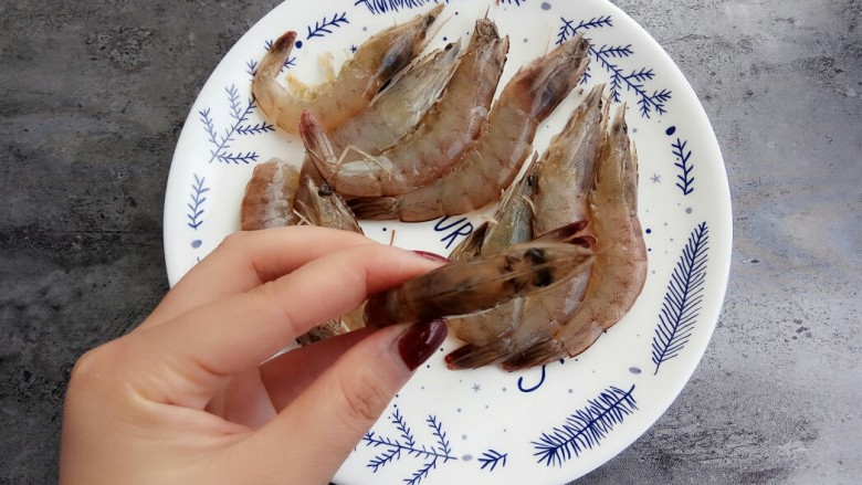 宝宝辅食～鲜虾松,首先把大虾洗干净，用剪刀把虾线剪掉