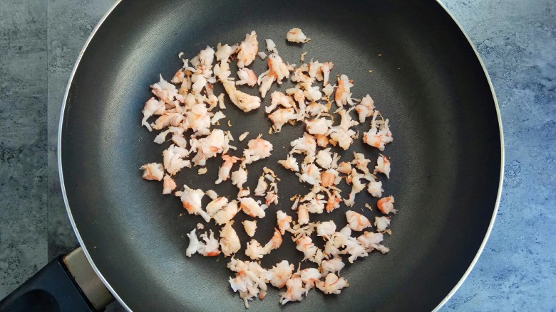 宝宝辅食～鲜虾松,慢慢烘干，看到虾肉半干时盛出