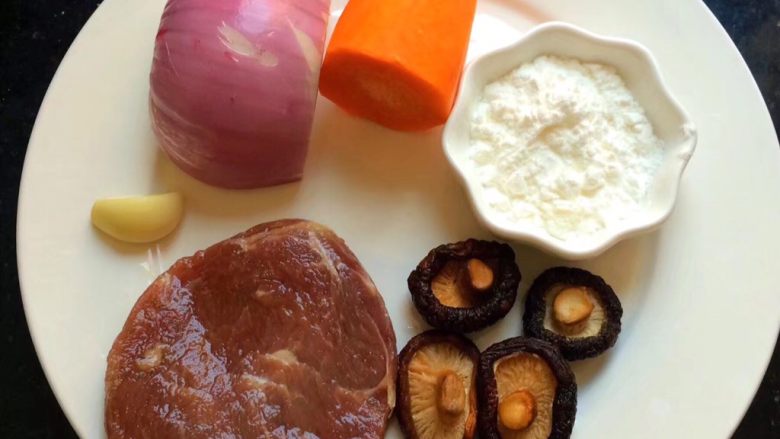 儿童牛肉香菇肉酱,准备材料：牛肉，香菇，洋葱，胡萝卜，蒜，生粉。