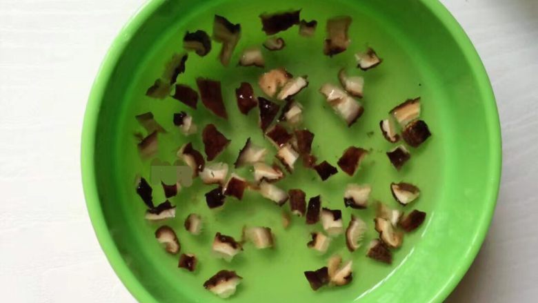 儿童牛肉香菇肉酱,香菇放水中泡发，剪刀剪细小。