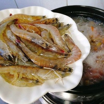 海鲜红薯粉丝煲,煮开后加入虾