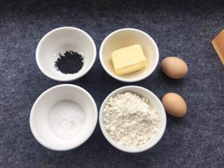 花生芝麻小酥饼,准备黄油75克、低筋面粉105克、细砂糖50克、鸡蛋2个、黑芝麻10克。