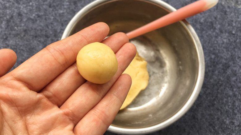 花生芝麻小酥饼,将面团揉成小圆球（大约6克左右）