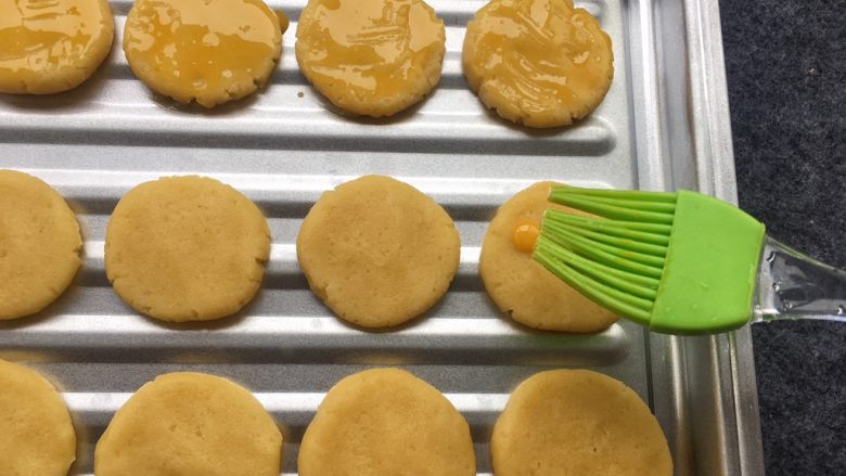 花生芝麻小酥饼,每个饼干面团刷一层蛋黄液。
